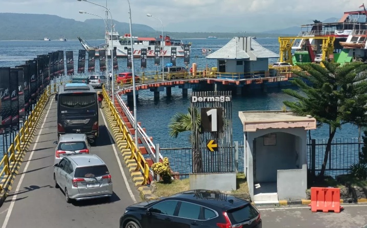 ANTREAN: PT ASDP Indonesia Ferry (Persero) memaksimalkan layanan penyeberangan Jawa-Bali menjelang puncak musim libur&nbsp;Natal dan Tahun Baru (Nataru) 2024/2025.