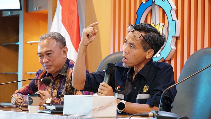 KERJA SAMA: Deputi Eksploitasi SKK Migas Wahju Wibowo Djasmari (knana) bersama Koordinator Tim Ahli Ketut Buda Artana dalam kickoff meeting di Gedung Rektorat ITS, Jumat (22/11).