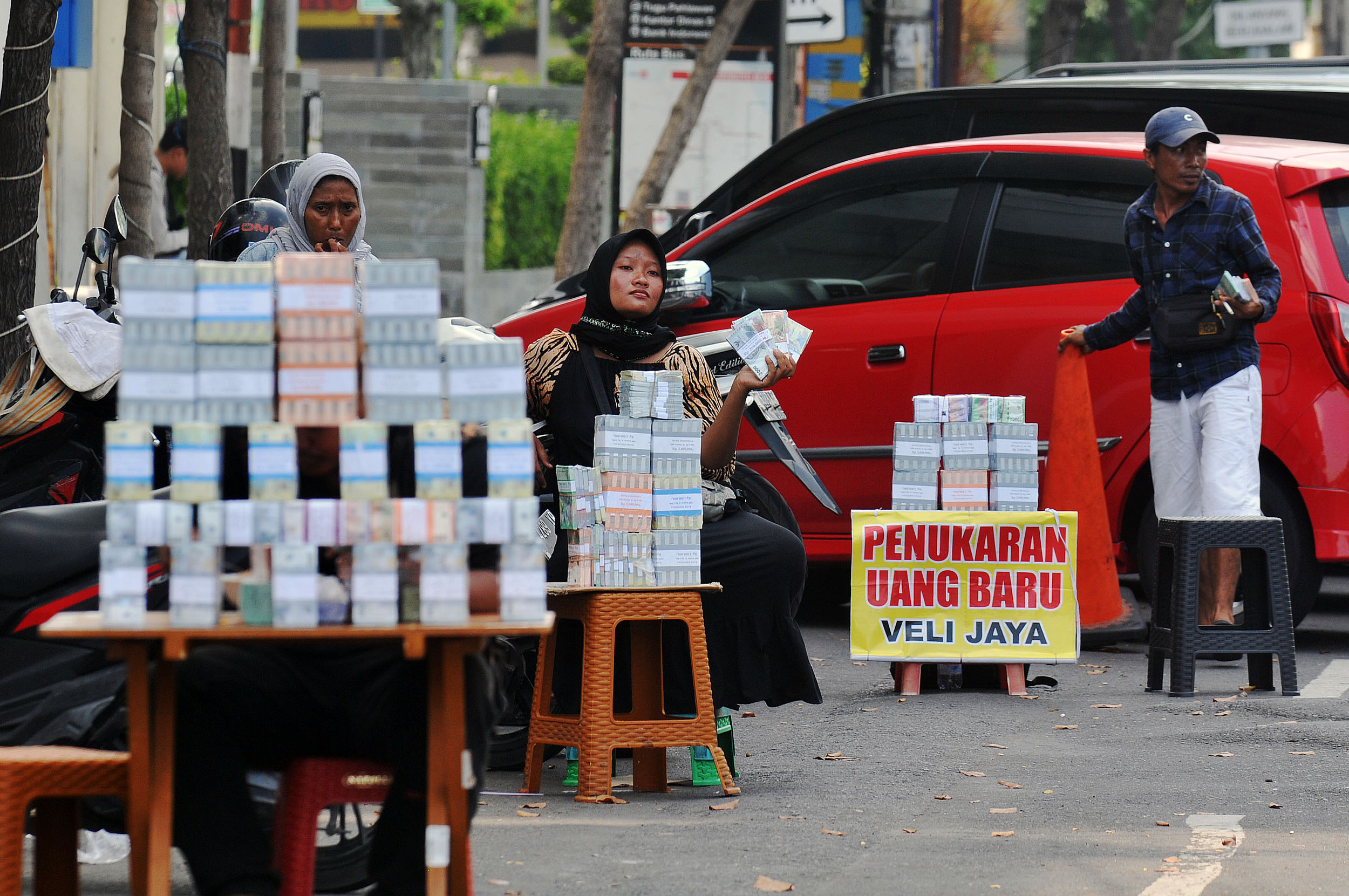 TUKAR: Biasanya jika mendekati Lebaran maka banyak pedagang dadakan yang menyediakan jasa penukaran uang baru.