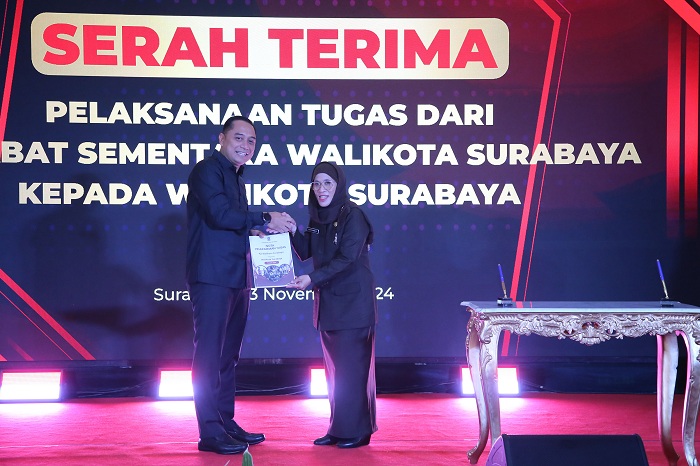 MONGGO: Prosesi serah terima jabatan dari PJs Wali Kota Surabaya Restu Novi ke Eri Cahyadi.