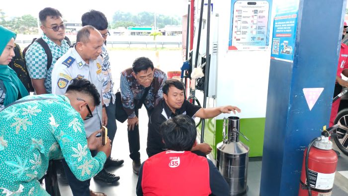 CEK: Tim Dinas ESDM Jatim bersama Pertamina dan BPH Migas melakukan kunjungan melihat stok BBM untuk menyambut Nataru.