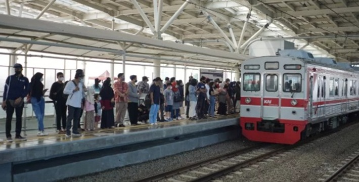 ANTRE: Sejumlah penumpang menunggu kereta yang akan mereka naiki.