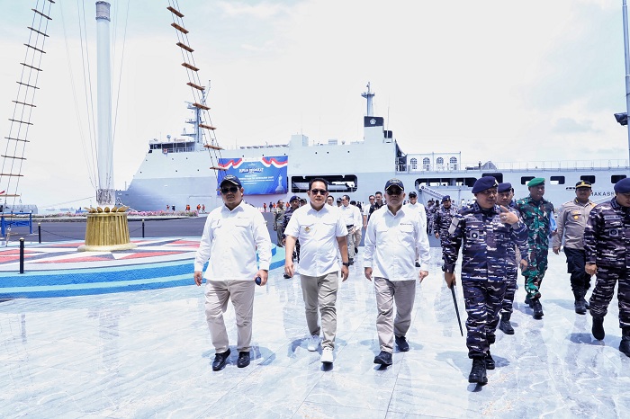 PENCANANGAN: Asisten Gubernur BI Marlison Hakim bersama Pj Gubernur Jatim Adhy Karyono saat saat melepas Tim Ekspedisi Rupiah Berdaulat 2024 di Dermaga Koarmada II Surabaya, Jumat (22/11).