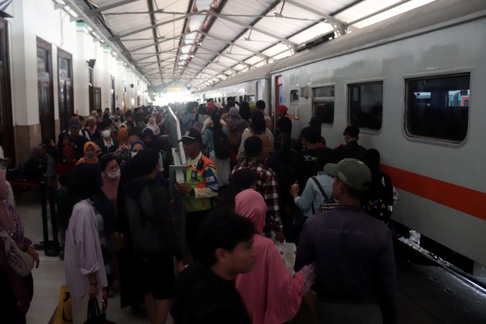 MUDIK NYOBLOS: Penumpang mengalami peningkatan jelang pilkada serentak, mereka akan mudik ke kampung halaman untuk melakukan pemilihan kepala daerah 27 November 2024 lusa.