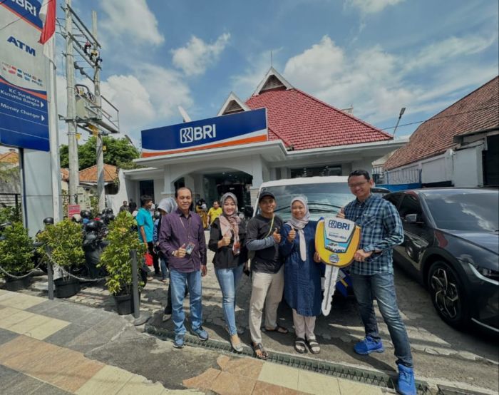 SELAMAT: Abdul Muin (kanan) secara simbolis menyerahkan hadiah utama mobil Suzuki Carry pada pemenang undian program PHS periode 1/2024.