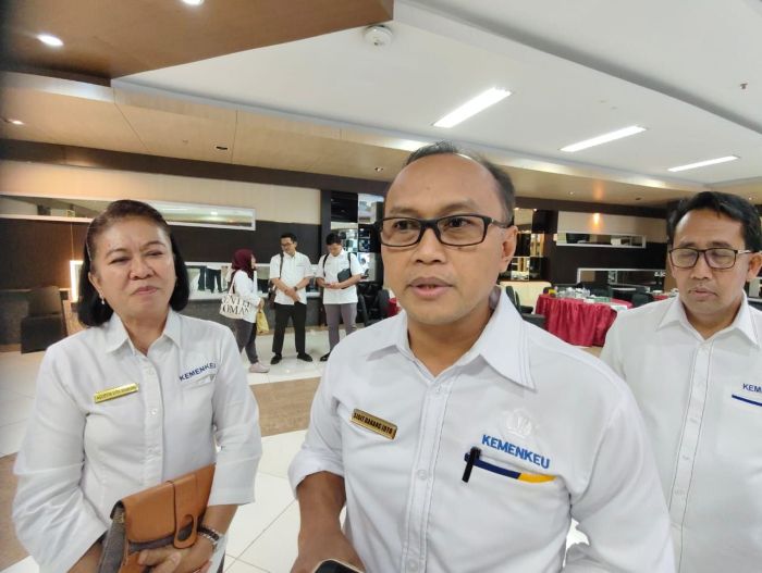 SERIUS: Kepala Kantor Wilayah Direktorat Jenderal Pajak (Kakanwil DJP) Jawa Timur I, Sigit Danang Joyo (tengah).