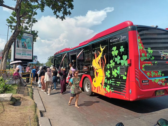 ANDALAN: Bus listrik Semanggi rute Kenjeran ke Kampus Unesa. Mulai kemarin bus listrik juga melayani rute baru, dari Terminal Bungurasih ke Kampus C Unair lewat Jemursari