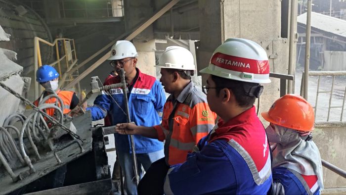 KERJA SAMA: Karyawan SIG dan PT Pertamina Lubricants melakukan inspeksi pelumasan open gear di area ball mill Pabrik Indarung IV, PT Semen Padang, Sumatra Barat.