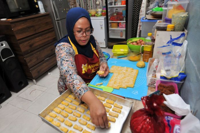 PROSES: Salah satu UMKM pangan di Surabaya sedang menyelesaikan proses produksi roti kering.