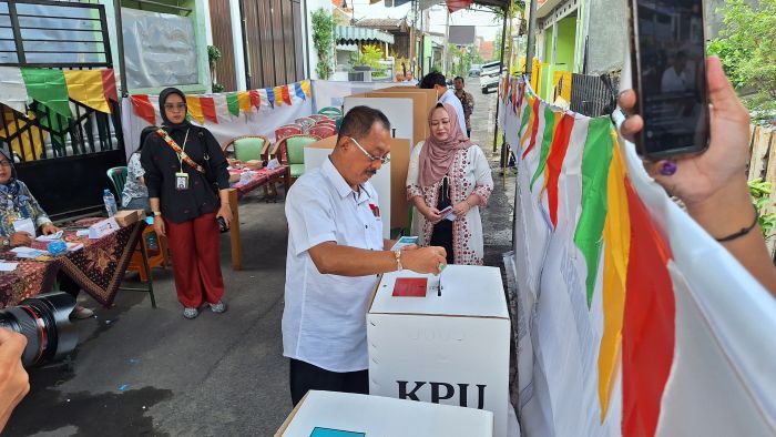 SEMANGAT: Armuji memberikan hak suaranya di TPS 17 Jalan Ngagel Mulyo IX Surabaya.