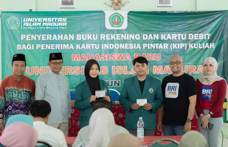 PRESTASI: Penyerahan beasiswa oleh BRI BO Rajawali kepada puluhan mahasiswa Universitas Islam Madura.