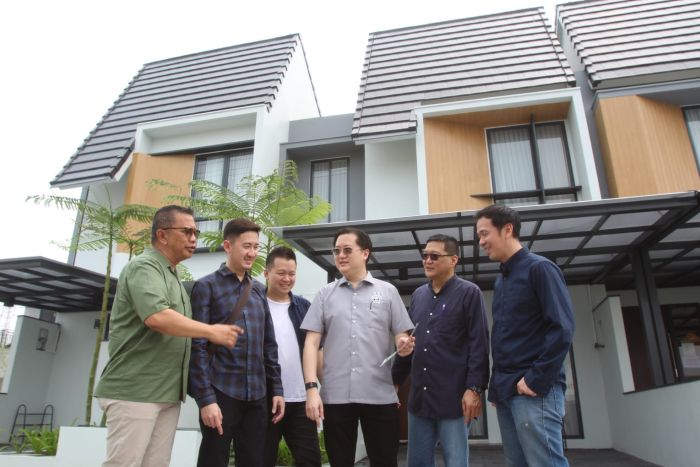 SEGMEN MUDA: Dari Kiri: Sonny Therik, Ganitra Tee, Erick Ardine, Costaristo Tee dan Kent Hilman menjelaskan Harvest Link dengan target segmen muda di Surabaya Barat yang tumbuh pesat.