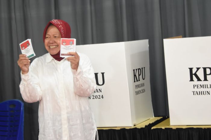 SUDAH: Tri Rismaharini menyalurkan hak suaranya di TPS 16 Wiyung Surabaya, Rabu (27/11).