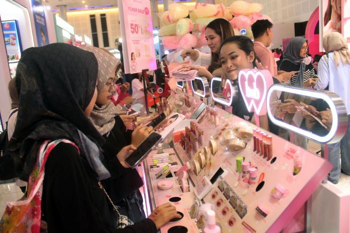 BAZAR KOSMETIK: Industri kosmetik lokal terus bertumbuh menyusul semakin besar minat masyarakat sehingga mendongkrak permintaan domestik.  