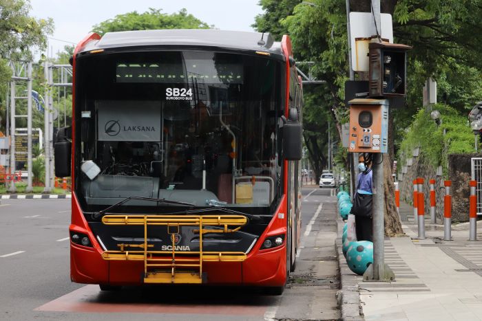 BERHENTI: Suroboyo Bus menjadi salah satu transportasi publik di Surabaya yang memiliki banyak pelanggan.