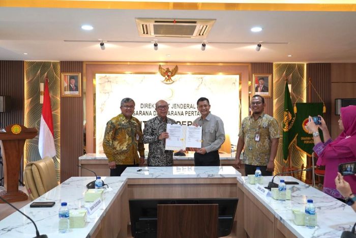 KERJA SAMA: Bank Jatim melakukan penandatanganan perjanjian kerja sama pembiayaan dengan Direktorat Jenderal Prasarana dan Sarana Pertanian Kementerian Pertanian (Kementan), Selasa (26/11).