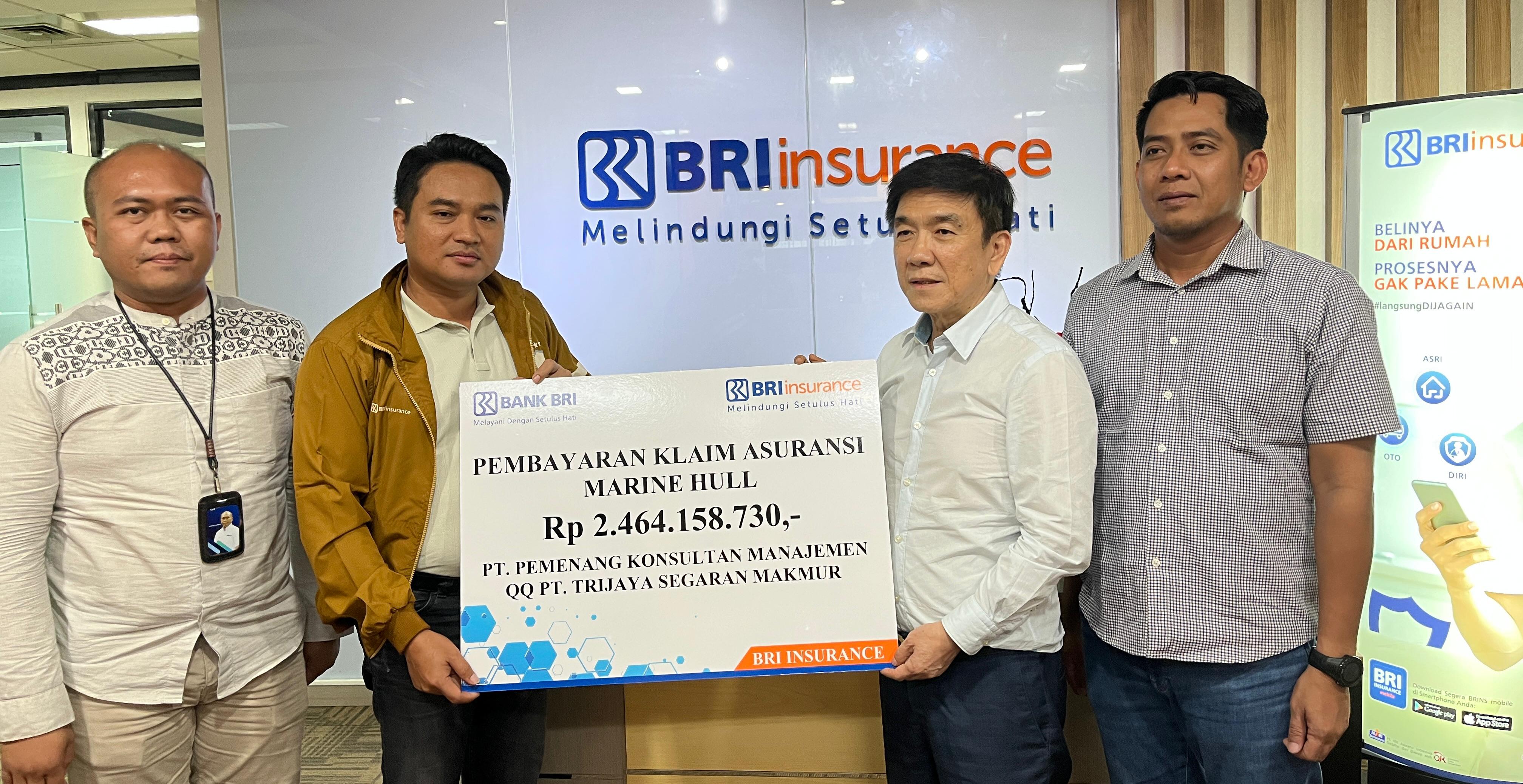 KOMITMEN: Branch Manager PT BRI Asuransi Indonesia Cabang Surabaya, Imam Pambudi (dua dari kiri) menyerahkan simbolis pembayaran klaim asuransi Marine Hull ke perwakilan PT Trijaya Segaran Makmur