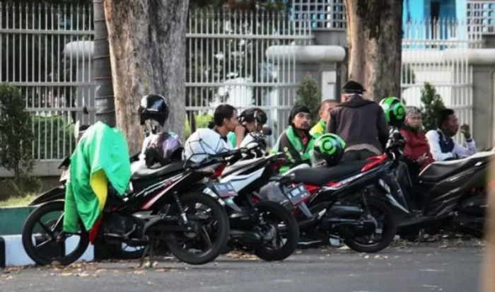 SANTAI: Sejumlah driver ojol istirahat di sela usaha mereka mendapatkan orderan.