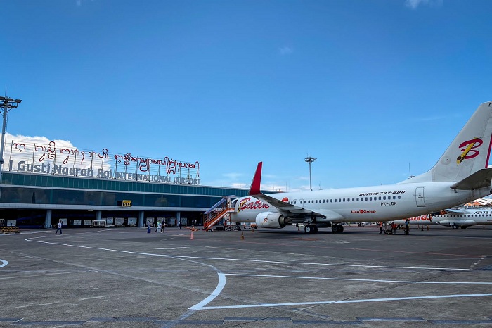 ILUSTRASI: Salah satu pesawat Batik Air sedang berada di Bandara Ngurah Rai Bali. Sejak diterpa Covid-19, Indonesia hanya memiliki 390 pesawat. Padahal idealnya Indonesia mempunyai 370 pesawat.