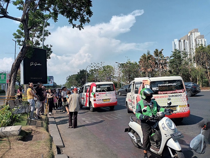 TUNGGU PENUMPANG: Wira Wiri menjadi salah satu transportasi publik di Surabaya yang sangat diminati.