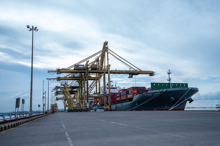 PELABUHAN: Aktivitas bongkar muat di dermaga internasional PT Terminal Petikemas Surabaya.