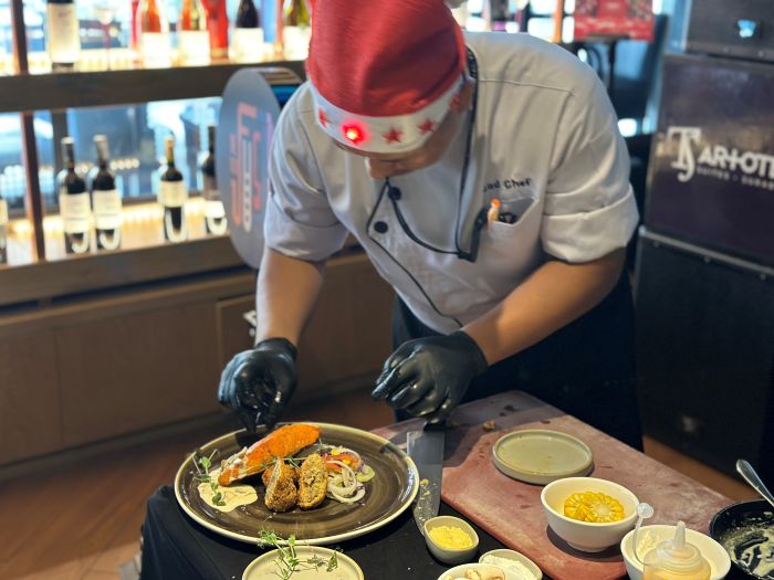 LEZAT: Chef Catur Suyanto saat menghadirkan menu makanan andalan ala Eropa untuk menemani saat Natal tiba.