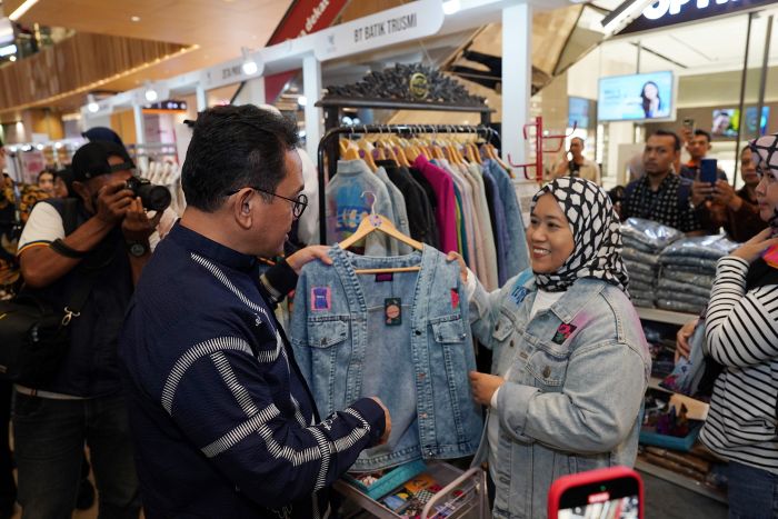 KAGUM: Menteri Perdagangan Budi Santoso melihat salah satu produk fashion di sela peluncuran Program Harbolnas di Jakarta, Jumat (6/12).