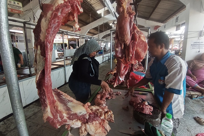 BELANJA: Jelang Nataru, harga sejumlah bahan pangan mulai naik. Harga daging sapi naik jadi Rp 130.000 per kg.