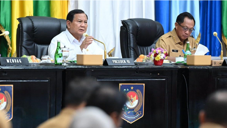 BAHAS INFLASI: Presiden Prabowo Subianto didampingi Mendagri Tito Karnavian saat Rakor Pengendalian Inflasi Tahun 2024 di Jakarta, Senin (9/12).