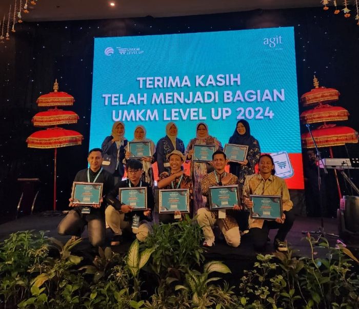 PRESTASI: Owner Namira Ecoprint Yayuk Eko Agustin (berdiri, dua dari kanan) menerima penghargaan UMKM Champion dari Kementerian Komunikasi dan Digital (Komdigi).