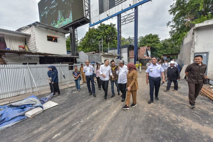 SIDAK: Wali Kota Surabaya Eri Cahyadi saat melihat proyek tunnel TIJ, Senin (9/12).