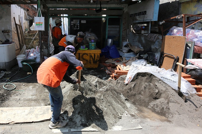 MATERIAL: Pemkot Surabaya kembali menggulirkan program Dandan Omah untuk rumah tidak layak huni alias rutilahu di tahun 2025.
