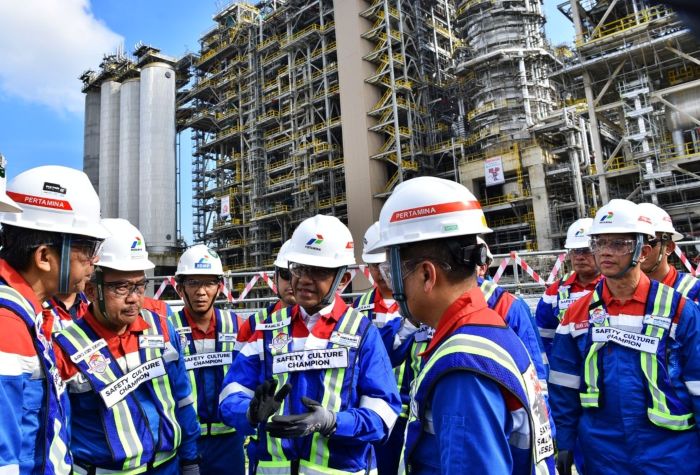 CEK LANGSUNG: Menteri ESDM Bahlil Lahadalia saat berkunjung ke Kilang RU V Balikpapan, Sabtu (14/12).