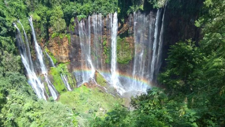 INDAH: Air terjun Tumpak Sewu yang berlokasi di Lumajang menjadi salah satu destinasi wisata andalan di Jawa Timur.