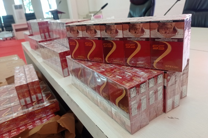 NON CUKAI: Barang bukti rokok ilegal yang berhasil diamankan di Mapolrestabes Surabaya hasil penangkapan dengan modus pengiriman ikan beku di Jalan Kenjeran.