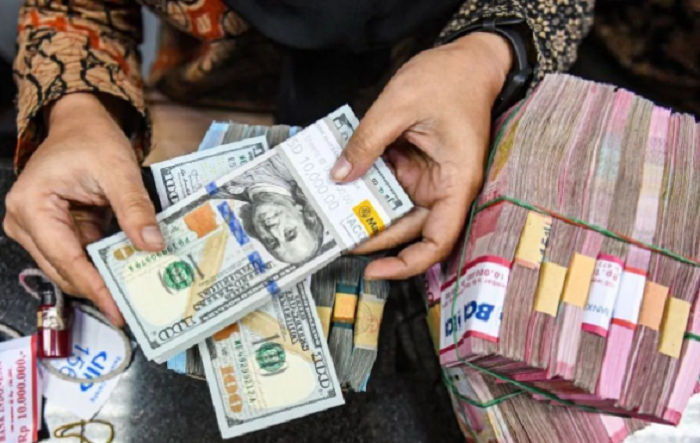 PERIKSA: Nilai tukar rupiah hari ini, Senin, 16 Desember 2024.