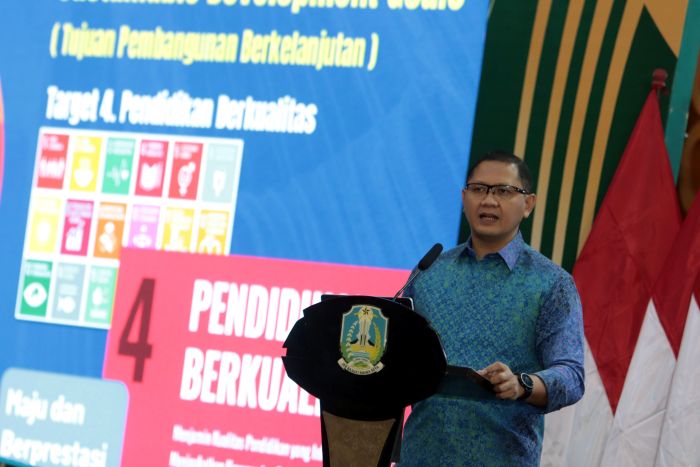 Kepala Dinas Pendidikan Jawa Timur Aries Agung
