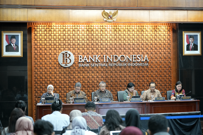 FOKUS: Perry Warjiyo bersama jajaran deputi gubernur Bank Indonesia saat konferensi pers mengenai BI-Rate di Jakarta, Rabu (18/12).