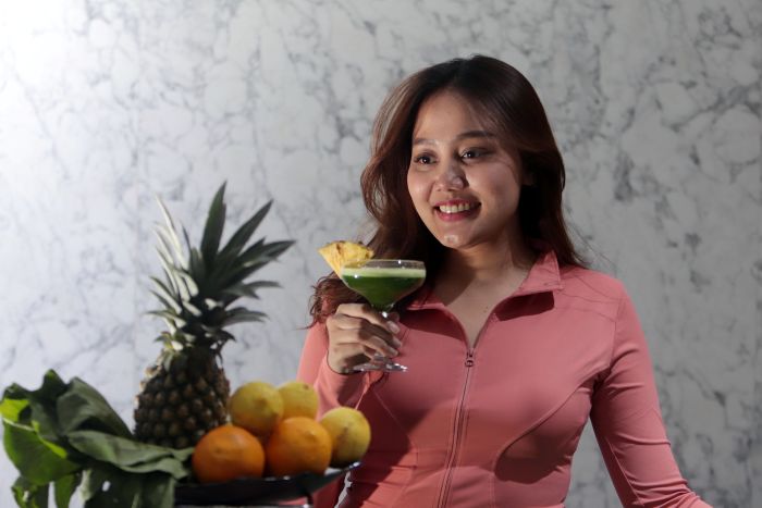 MINUMAN SEHAT: Pengemar olahraga menikmati Healthy Drink (Minuman Kesehatan)yang menggunakan sawi hijau sebagai bahan utama, setelah melakukan aktivitas olahraga, Selasa (17/12).