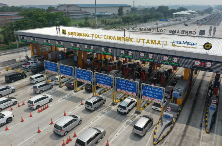 SIBUK: Pemandangan di Pintu Tol Cikampek Utama 1 yang tampak ramai dengan kendaraan yang akan masuk.