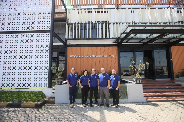 SEMANGAT: Jajaran direksi dan komisaris PT Optima Prima Metal Sinergi Tbk (OPMS) udsai RUPSLB, Kamis (19/12).
