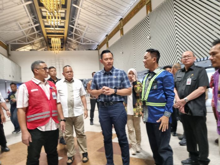 CEK: Menko Infrastruktur dan Pembangunan Kewilayahan Agus Harimurti Yudhoyono (AHY) saat sidak di Bandara Juanda Surabaya di Sidoarjo, Jumat (20/12/24).