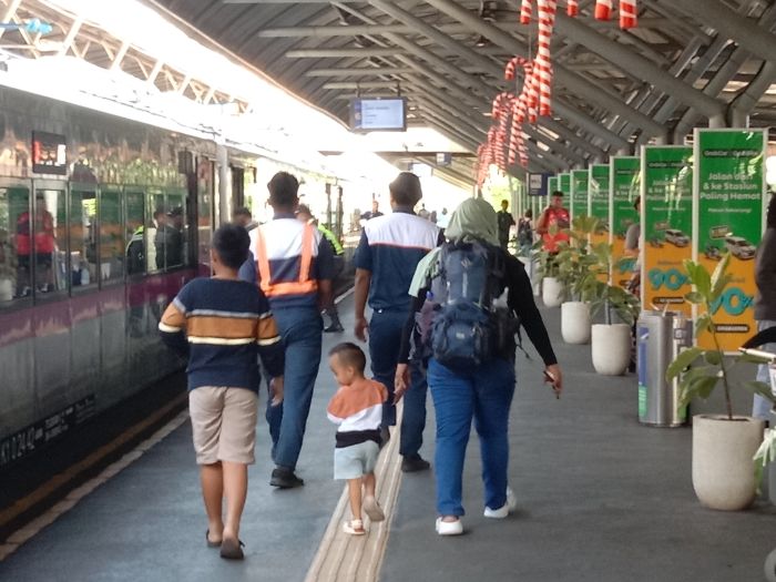 LIBURAN: Penumpang saat Natal, Rabu (25/12/2024) mengalami penurunan dibandingkan saat H-1 Natal, Selasa (24/12/2024) yang mencapai 26.139 penumpang di stasiun wilayah Daop 8 Surabaya.