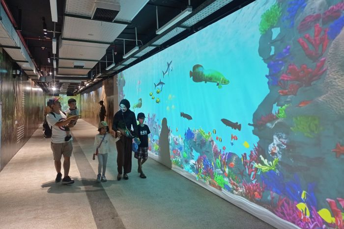 INDAH: Warga menikmati video mapping di sepanjang Tunnel TIJ-KBS yang baru diresmikan Wali Kota Surabaya Eri Cahyadi, Senin (23/12/2024) lalu.