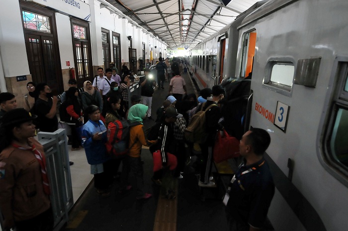 PADAT: Penumpang di Stasiun Surabaya Gubeng saat libur Nataru menjadi terpadat dibandingkan stasiun wilayah KAI Commuter Wilayah 8 Surabaya lainnya.  &nbsp;
