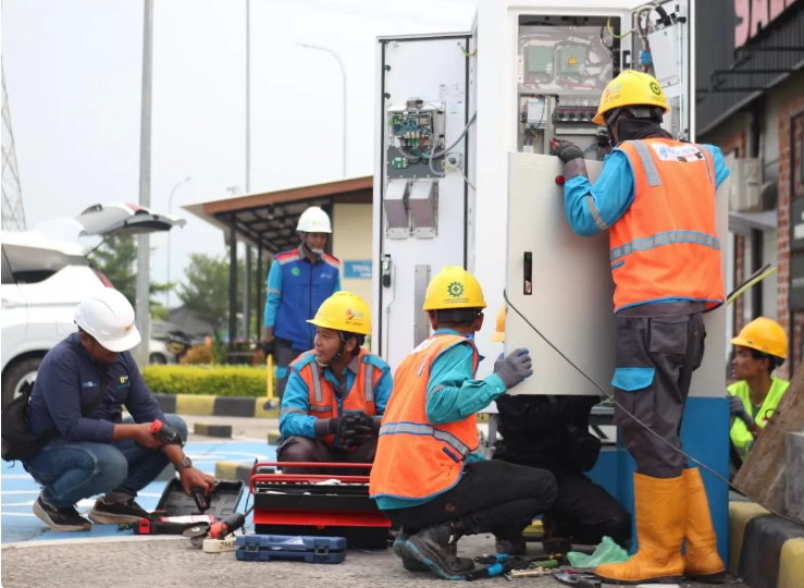 INSTALASI: PLN memprediksi kinerja keuangan di Januari-Februari 2025 akan berkurang hingga Rp 5 triliun per bulan, efek diskon tarif pelanggan dengan daya di bawah 2.200 VA.
