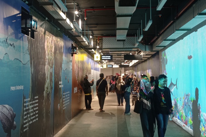 JALAN: Puluhan wisatawan melewati Tunnel TIJ-KBS untuk selanjutnya menikmati wahana di Kebun Binatang Surabaya.