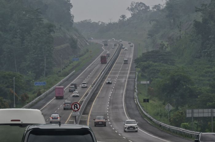 RAMAI: Kondisi arus lalu lintas tol wilayah Joglosemar (Jogja, Solo, Semarang) dalam rangka angkutan Nataru 2024/2025, Sabtu (28/12/2024).