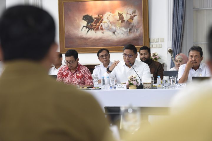 SERIUS: Wakil Menteri Pertanian (Wamentan) Sudaryono (tengah) bersama Menteri Kelautan dan Perikanan  Sakti Wahyu Tranggono (kanan) dalam sebuah kesempatan.