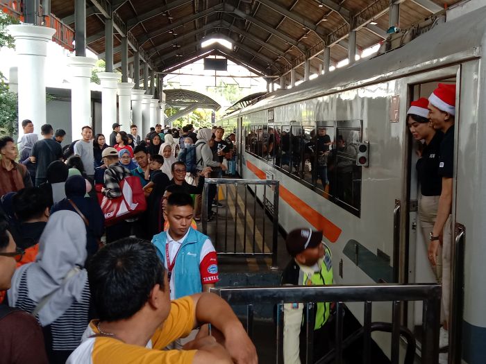 ILUSTRASI: Penumpang banyak yang memilih menggunakan kereta api untuk mudik atau pulang ke kampong halaman pada lebaran tahun ini.